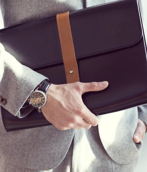 Businessman tenant sa sacoche dans sa main droite